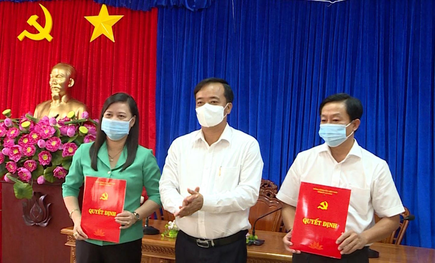 Ông Huỳnh Quốc Việt - Phó Bí thư Thường trực Tỉnh uỷ Cà Mau, triển khai các quyết định tại Huyện uỷ Thới Bình