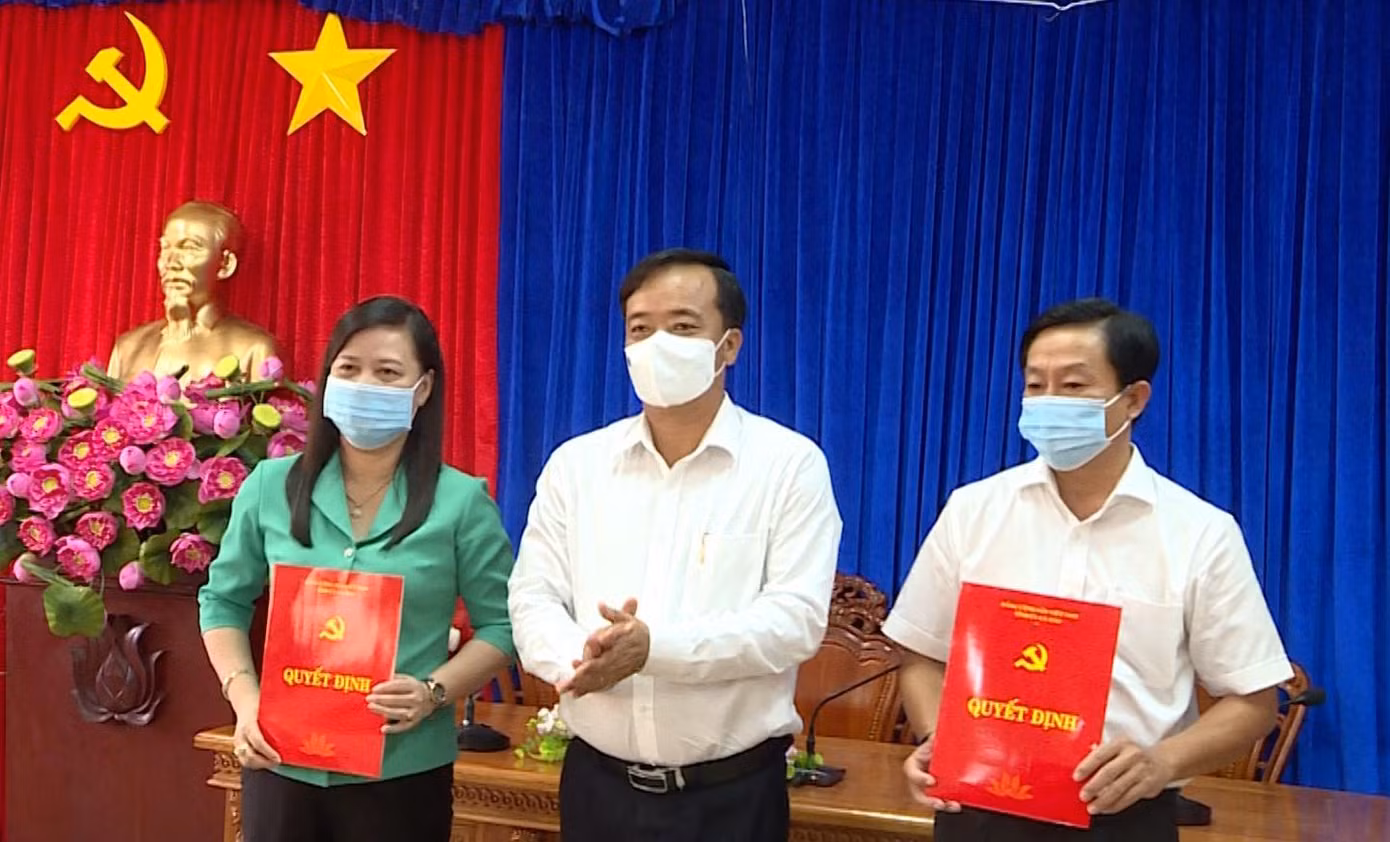 Ông Huỳnh Quốc Việt - Phó Bí thư Thường trực Tỉnh uỷ Cà Mau, triển khai các quyết định tại Huyện uỷ Thới Bình
