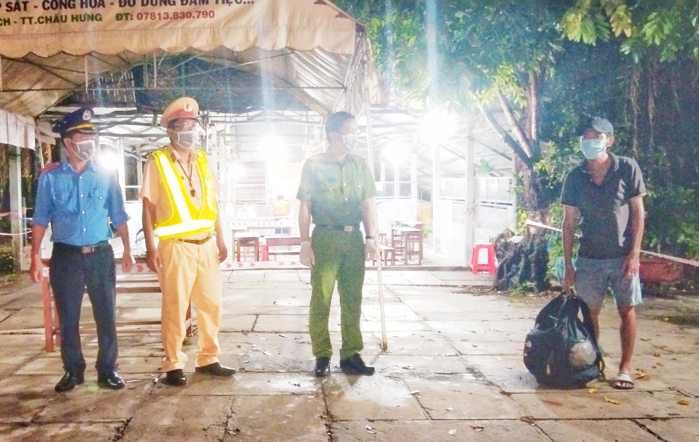 Anh V được công an giúp đỡ sau 4 ngày đi bộ về quê Cà Mau