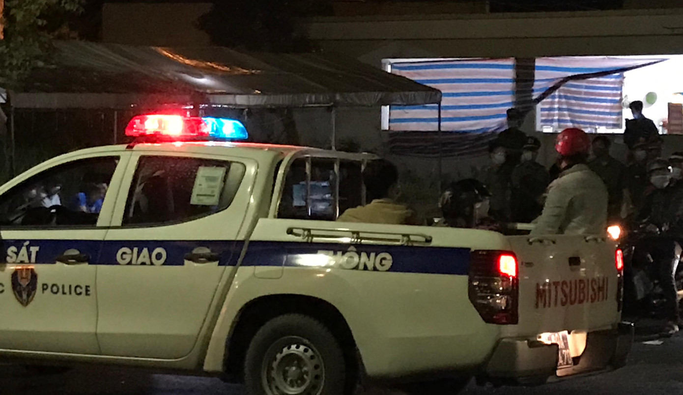 Bà con được lực lượng cảnh sát giao thông hướng dẫn di chuyển, dẫn đường vào khu cách ly Bà con được lực lượng cảnh sát giao thông hướng dẫn di chuyển, dẫn đường vào khu cách ly