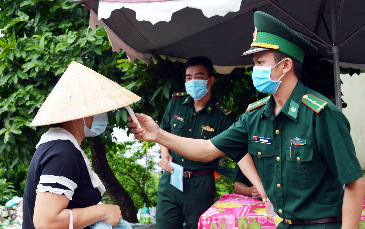 Kiểm tra thân nhiện, khẩu trang, vệ sinh tay...vào điểm bầu cử đặt tại các đồn Biên phòng