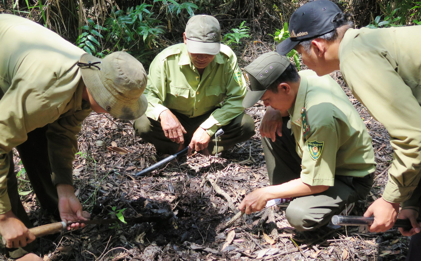 Chi cục Kiểm lâm Cà Mau cử cán bộ xác định cấp độ khô hạn, cảnh báo nguy cơ cháy cho chủ rừng U Minh hạ Chi cục Kiểm lâm Cà Mau cử cán bộ xác định cấp độ khô hạn, cảnh báo nguy cơ cháy cho chủ rừng U Minh hạ