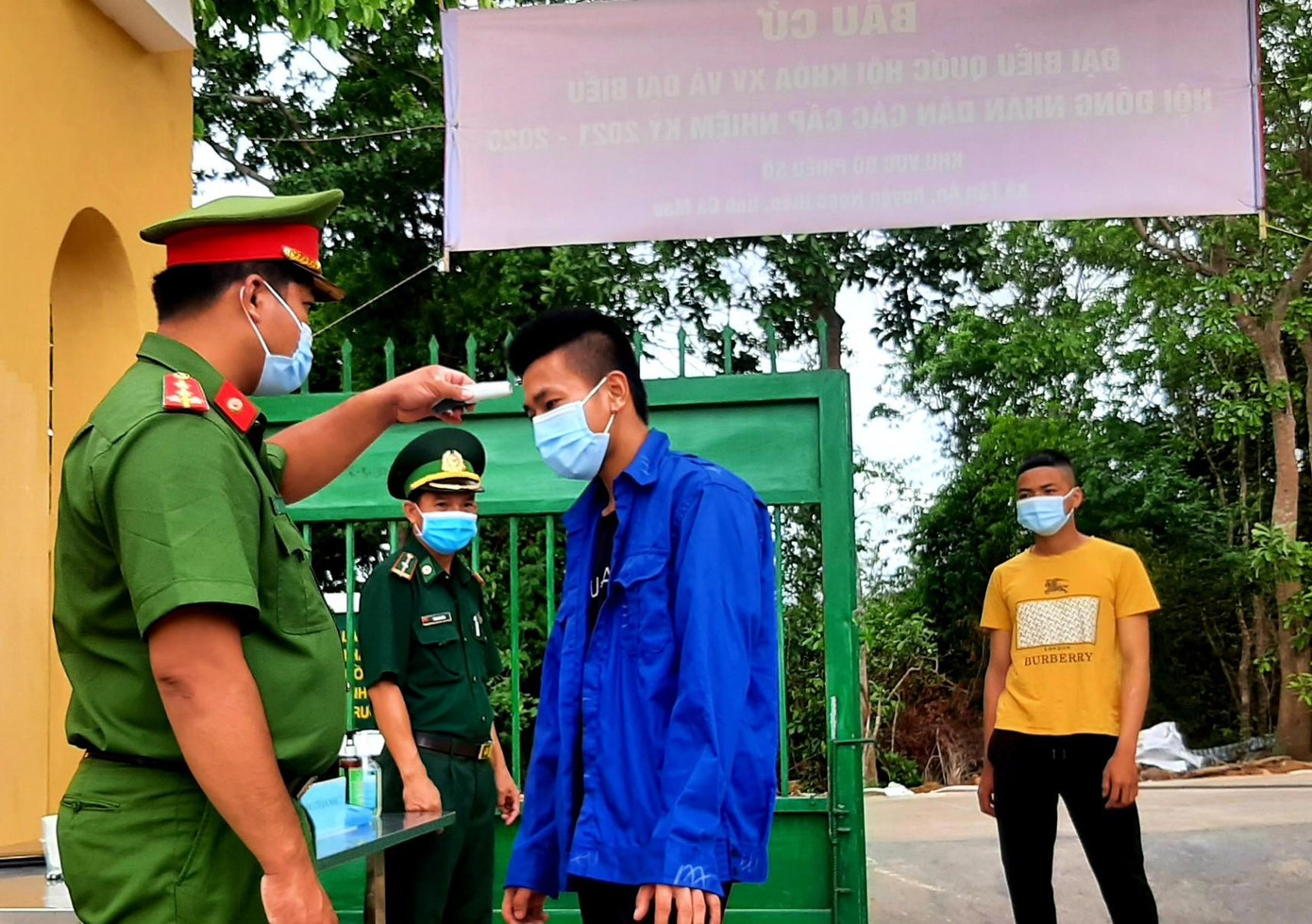 Kiểm tra thân nhiệt và thực hiện vệ sinh y tế