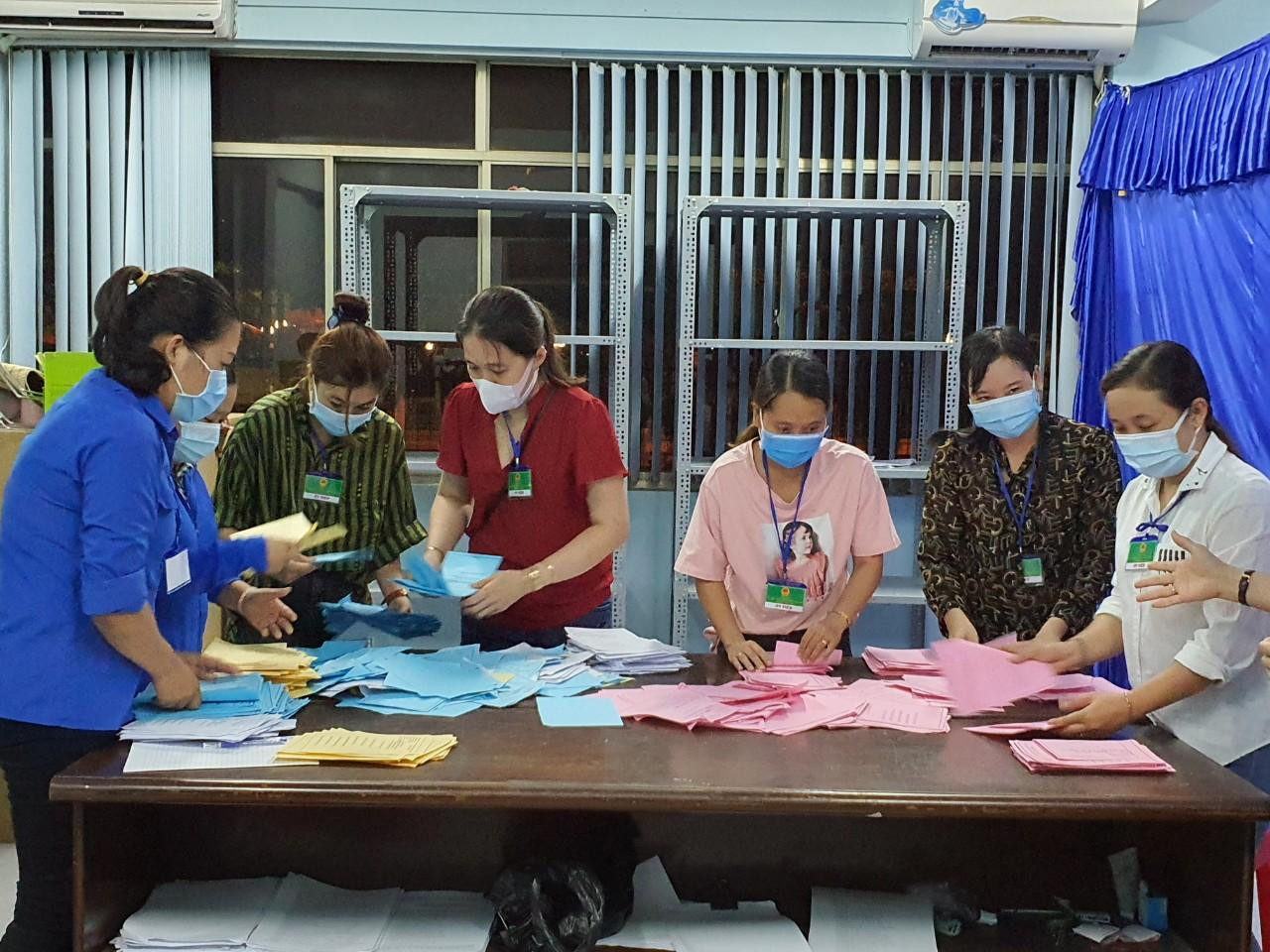 Công tác kiểm phiếu tại Tổ bầu của tỉnh Bạc Liêu
