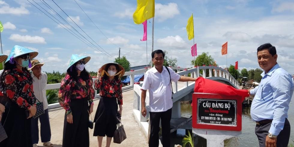 Ông Huỳnh Như Ý mở băng khánh thành và thông xe cầu Đảng bộ