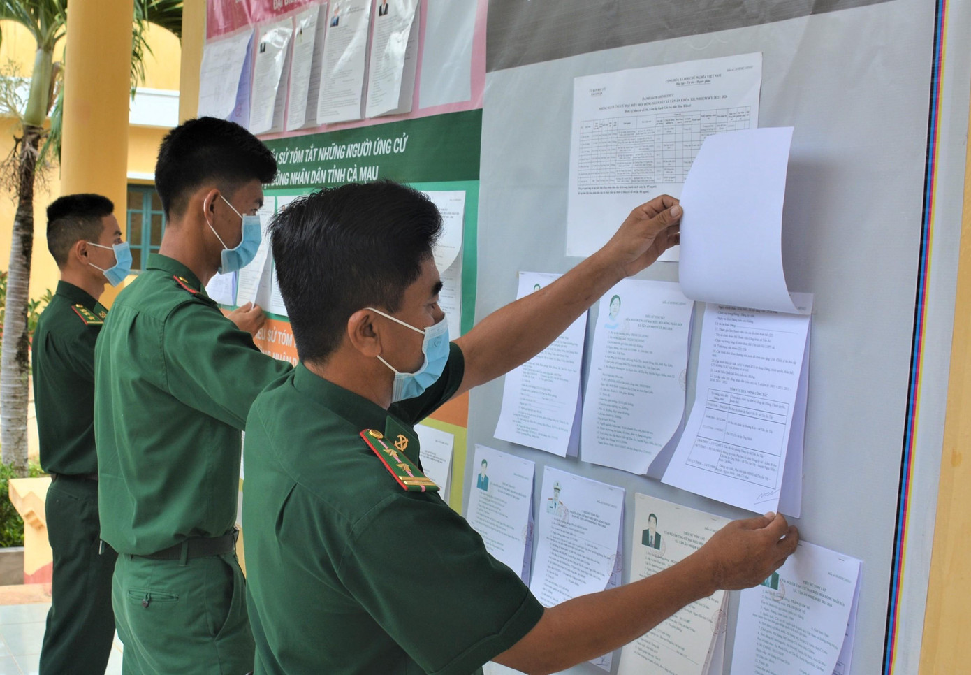 Cử tri xem xét, lựa chọn ứng cử viên xứng đáng để bầu vào QH và HĐND các cấp