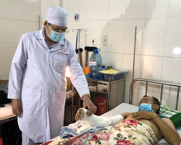 Ông Nguyễn Hoàng Lam bị chém trọng thương, đang điều trị tại Bệnh viện đa khoa Bạc Liêu Ông Nguyễn Hoàng Lam bị chém trọng thương, đang điều trị tại Bệnh viện đa khoa Bạc Liêu