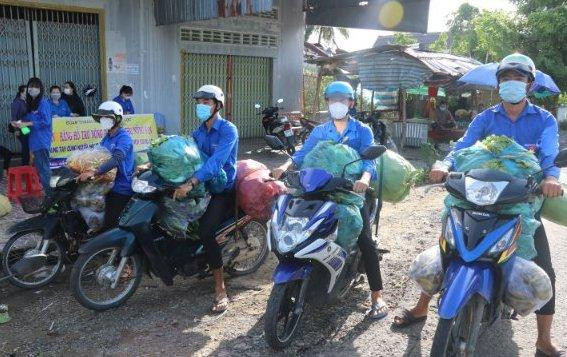 Thanh niên tình nguyện hỗ trợ bà con nông dân tiêu thụ nông sản trong dịch bệnh
