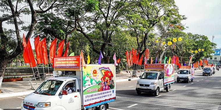 Công tác tuyên truyền, vận động bầu cử trên đường phố Cà Mau