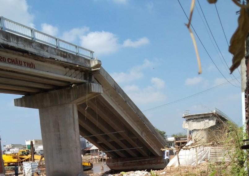 Những người dân ở gần đã nghe tiếng động bất thường, nhịp cầu rơi từ từ khi trụ cầu cũng lún từ từ Những người dân ở gần đã nghe tiếng động bất thường, nhịp cầu rơi từ từ khi trụ cầu cũng lún từ từ