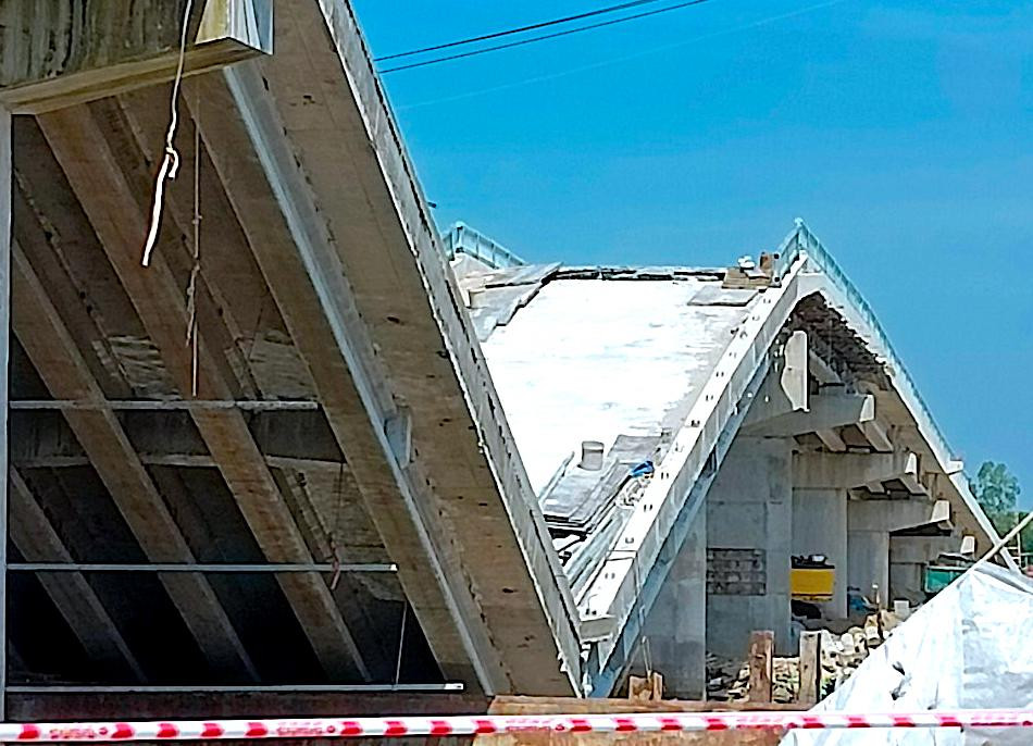 Công trình xây dựng cầu Cái Đôi Vàm biến dạng hoàn toàn Công trình xây dựng cầu Cái Đôi Vàm biến dạng hoàn toàn