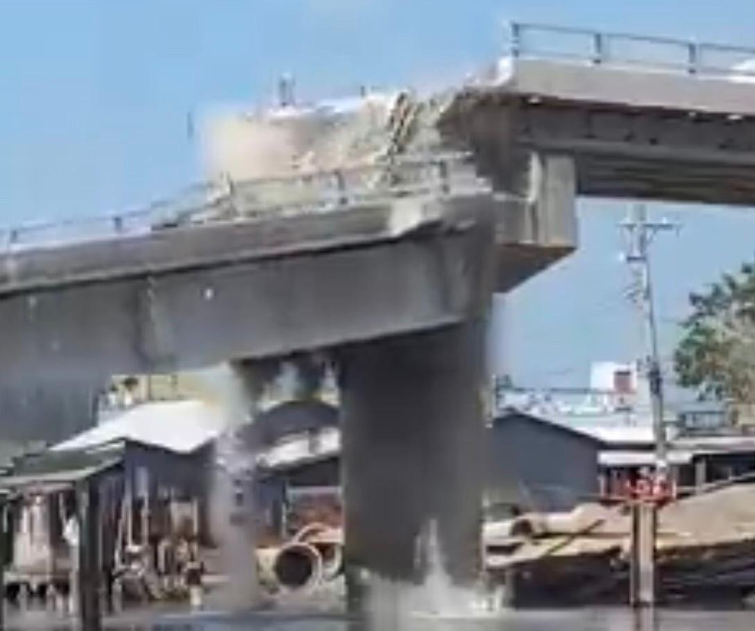 Khối bê tông từ từ rơi xuống nước trước sự chứng kiến của nhiều người dân thị trấn Cái Đôi Vàm Khối bê tông từ từ rơi xuống nước trước sự chứng kiến của nhiều người dân thị trấn Cái Đôi Vàm