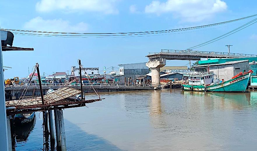 Nhịp chính rơi hoàn toàn xuống sông, cản trở lưu thông ra vào cửa biển Cái Đôi Vàm Nhịp chính rơi hoàn toàn xuống sông, cản trở lưu thông ra vào cửa biển Cái Đôi Vàm