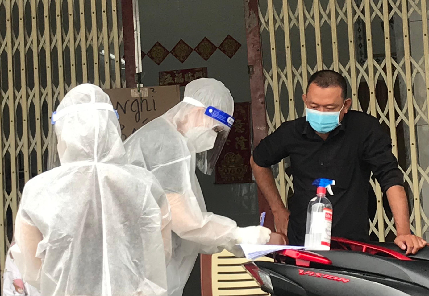 Tại các khu vực phong toả, lực lượng đi đến nhà dân để xét nghiệm tầm soát Tại các khu vực phong toả, lực lượng đi đến nhà dân để xét nghiệm tầm soát