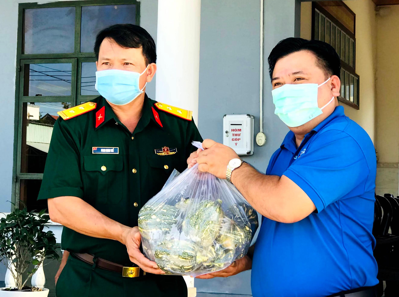 Anh Nguyễn Hoàng Thoại, Bí thư Tỉnh đoàn Bạc Liêu trao thực phẩm cho khu cách ly tập trung Anh Nguyễn Hoàng Thoại, Bí thư Tỉnh đoàn Bạc Liêu trao thực phẩm cho khu cách ly tập trung