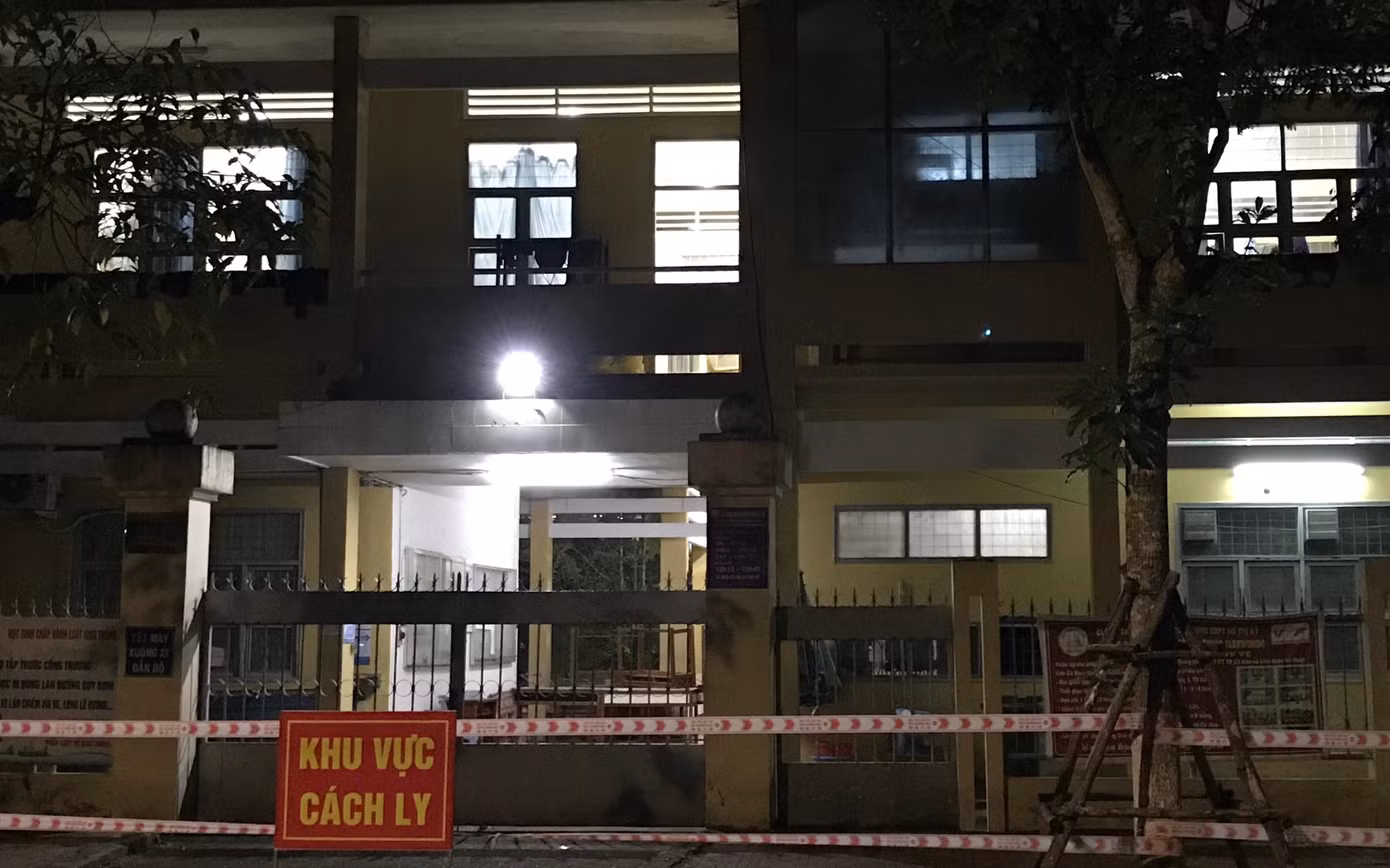 Nhiều trường học nội ô thành phố Cà Mau sáng đèn để đón người hồi hương đến cách ly tập trung ngay trong đêm