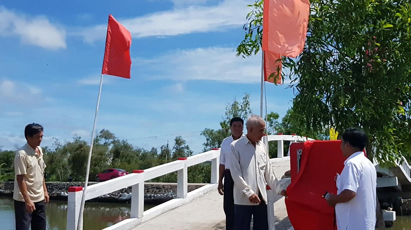 Ông Phạm Ngọc Giàu vui mừng có chiếc cầu giao thông và sẽ cùng với bà con quản lý, sử dụng lâu bền