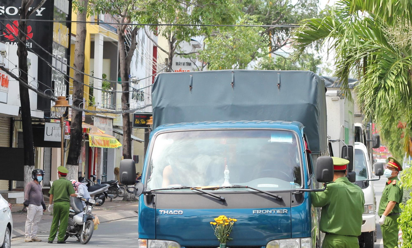 Kiểm tra phương tiện lưu thông trên địa bàn để kiểm soát dịch Covid- 19
