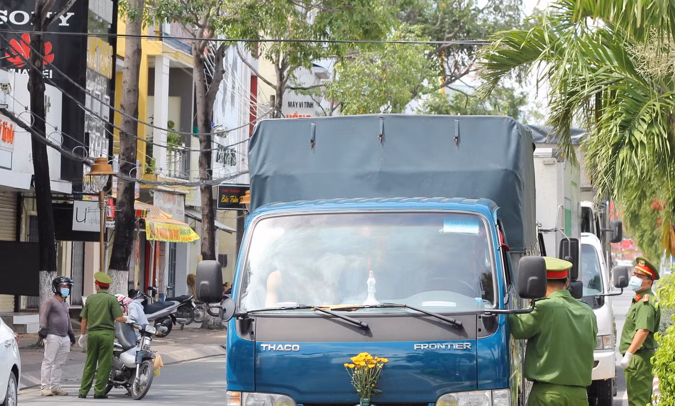 Kiểm tra phương tiện lưu thông trên địa bàn để kiểm soát dịch Covid- 19 Kiểm tra phương tiện lưu thông trên địa bàn để kiểm soát dịch Covid- 19