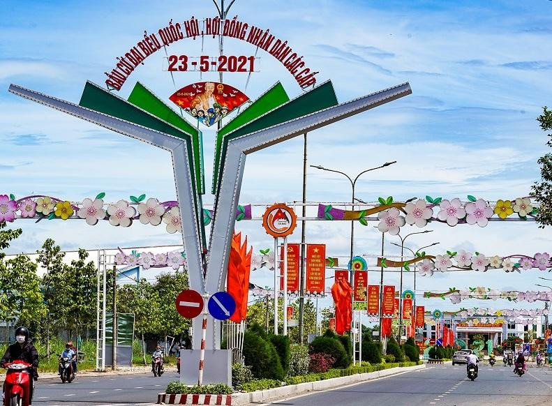 Thành phố Cà Mau rợp cờ, hoa, biểu ngữ...trong ngày hội non sông