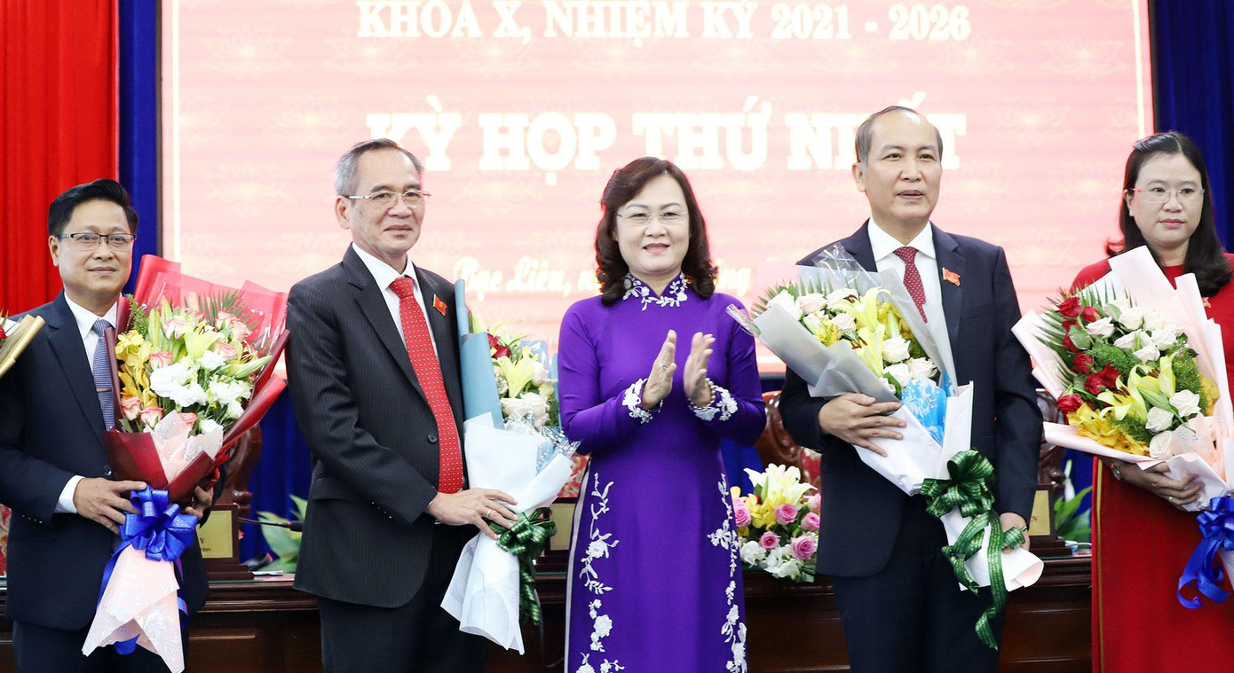 Bà Lê Thị Ái Nam, Phó Bí thư Thường trực Tỉnh uỷ Bạc Liêu chúc mừng Chủ tịch, Phó Chủ tịch HĐND tỉnh Bạc Liêu khoá X (nhiệm kỳ 2021- 2026) vừa đắc cử với tỷ lệ tín nhiệm cao Bà Lê Thị Ái Nam, Phó Bí thư Thường trực Tỉnh uỷ Bạc Liêu chúc mừng Chủ tịch, Phó Chủ tịch HĐND tỉnh Bạc Liêu khoá X (nhiệm kỳ 2021- 2026) vừa đắc cử với tỷ lệ tín nhiệm cao