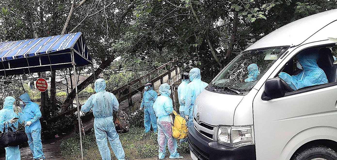 Cán bộ y tế tiêu độc khử trùng khi phát hiện ca dương tính trong cộng đồng Cán bộ y tế tiêu độc khử trùng khi phát hiện ca dương tính trong cộng đồng