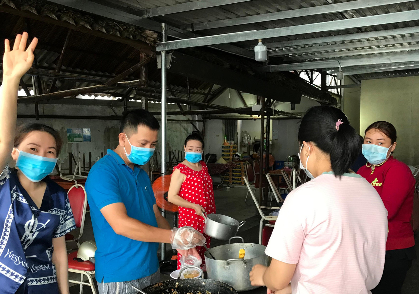 Nhiều tổ chức, cá nhân san sẻ yêu thương, hỗ trợ bà con vượt qua dịch bệnh bằng suất cơm đạm bạc