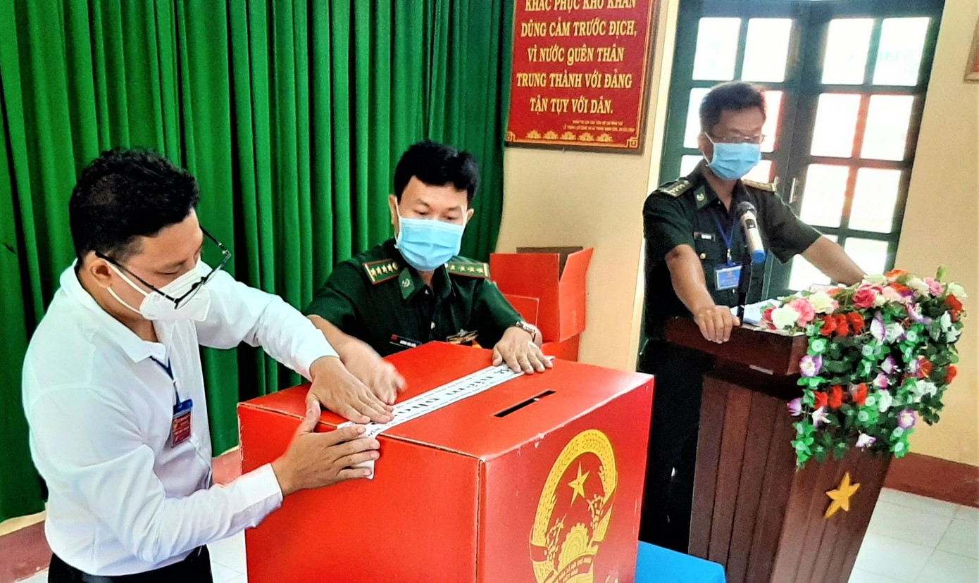 Đúng 7 giờ sáng ngày 21/5, các lực lượng trên đảo Hòn Khoai bắt đầu bầu cử đại biểu QH và HĐND các cấp