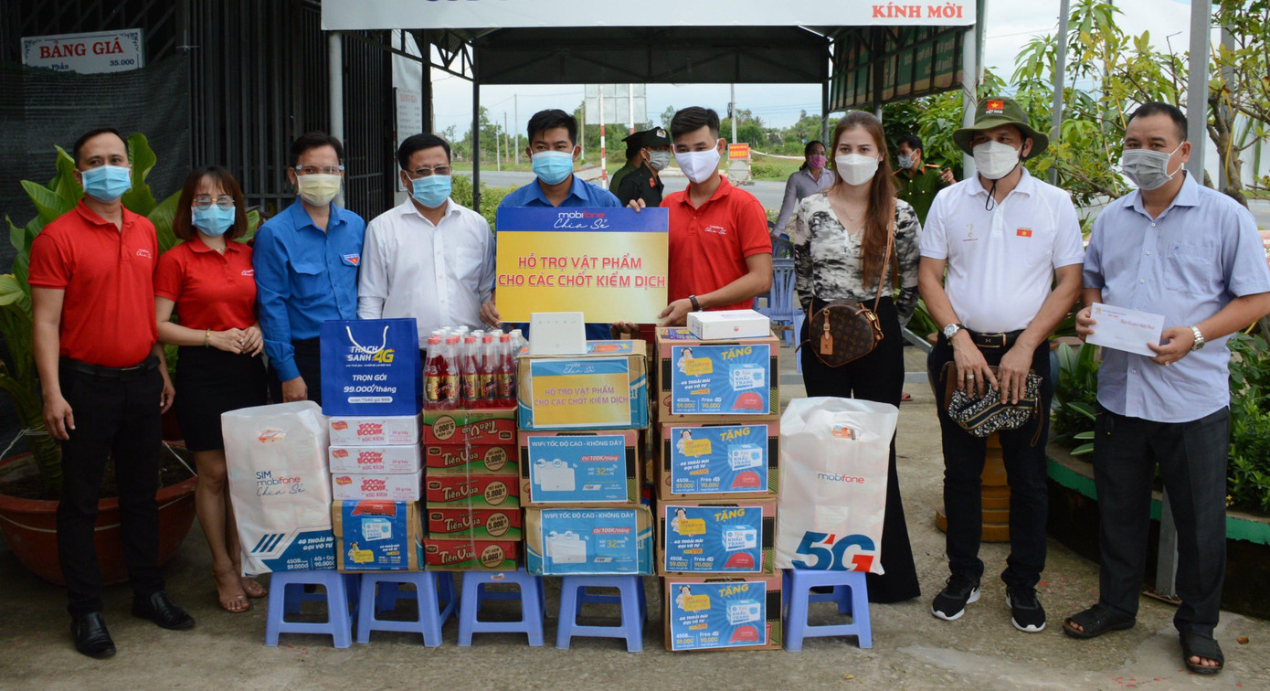 Tỉnh đoàn Cà Mau trao quà các chốt kiểm soát dịch bệnh các đường dẫn vào tỉnh Cà Mau Tỉnh đoàn Cà Mau trao quà các chốt kiểm soát dịch bệnh các đường dẫn vào tỉnh Cà Mau