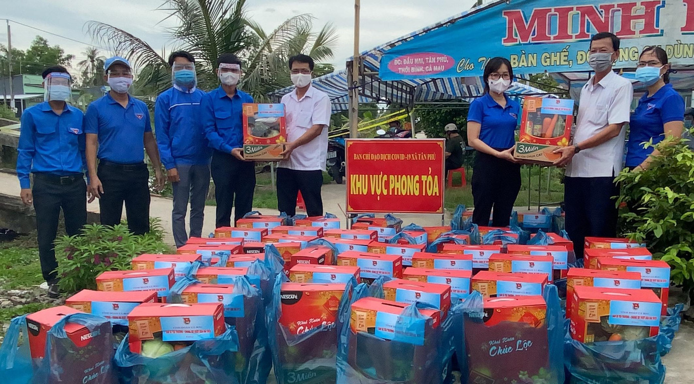 Trao quà cho bà con gặp khó khăn trong khu vực phong toả xã An Xuyên (thành phố Cà Mau) Trao quà cho bà con gặp khó khăn trong khu vực phong toả xã An Xuyên (thành phố Cà Mau)