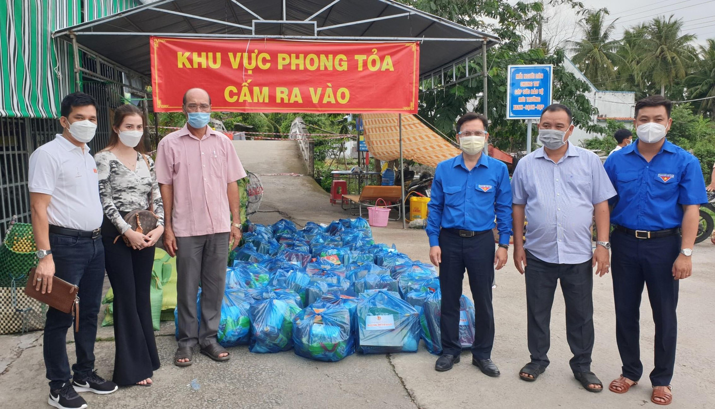 Trao quà gồm nhu yếu phẩm thiết yếu cho bà con khu vực bị cách ly, phong toả Trao quà gồm nhu yếu phẩm thiết yếu cho bà con khu vực bị cách ly, phong toả