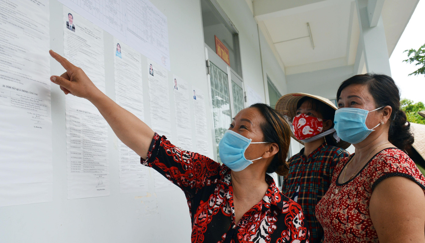 Những thông tin trực quan được trưng bày tại điểm bầu cử giúp bà con lựa chọn ứng cử viên