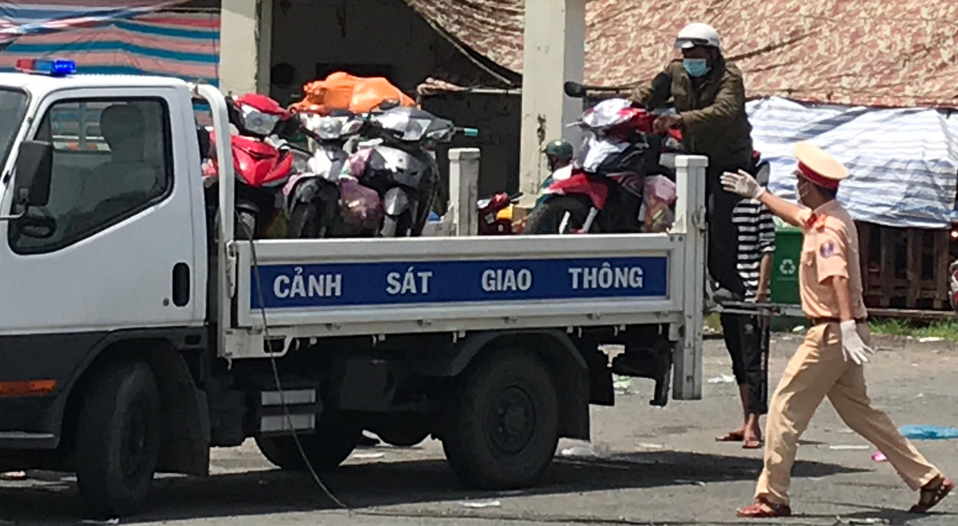 Người già yếu được chở trên xe chuyên dụng