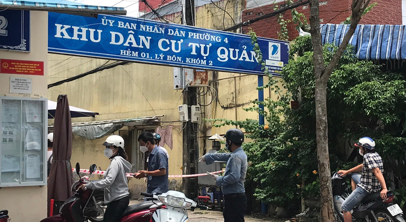 Khi dân cư vừa phát hiện bệnh nhân bán cơm phầm bị phong toả để truy vết Khi dân cư vừa phát hiện bệnh nhân bán cơm phầm bị phong toả để truy vết