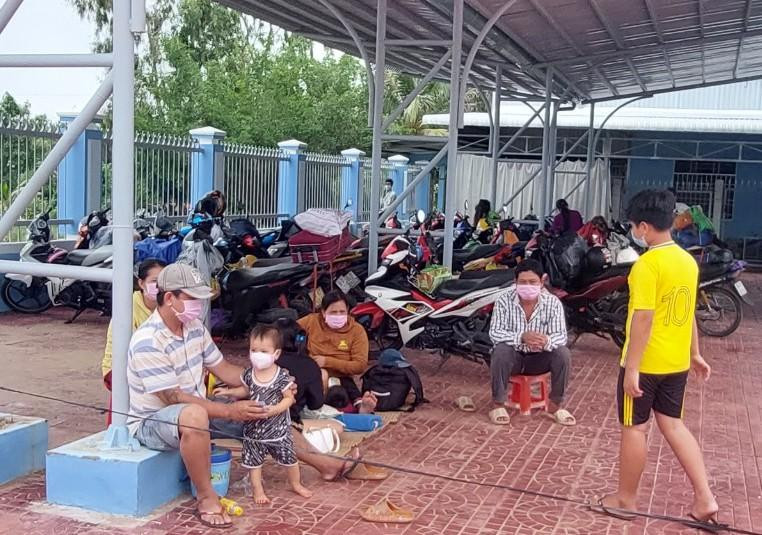 Người dân về quê được bố trí nghỉ tạm để sàng lọc, cách ly theo qui định