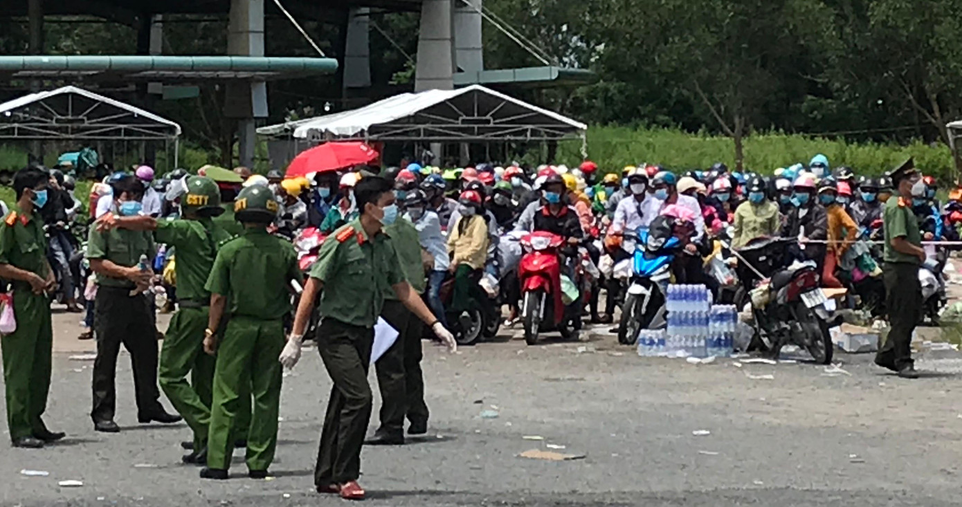 Các cơ quan cử lực lượng dẫn đường đưa bà con đến chỗ tập kết, tiếp tế lương thực, chăm sóc để sàng lọc đưa về các huyện, thành phố nơi cư trú để cách ly