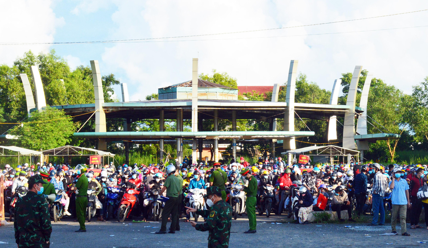Trung tâm Hội chợ- Triển lãm được làm nơi phân luồng để đưa bà con về quê