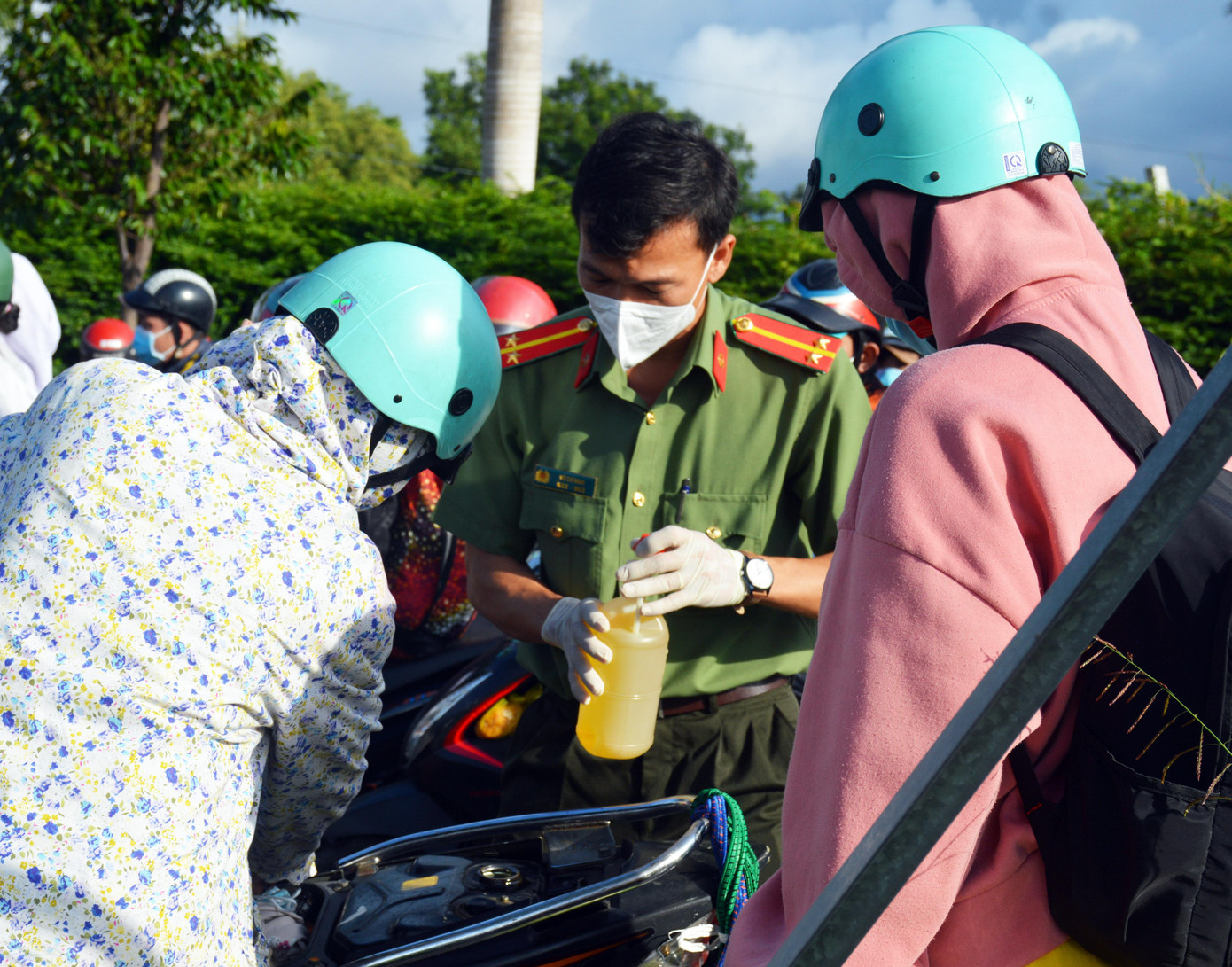 Những người về quê đã hết tiền, các chiến sĩ công an tiếp nhiên liệu để bà con đi về quê