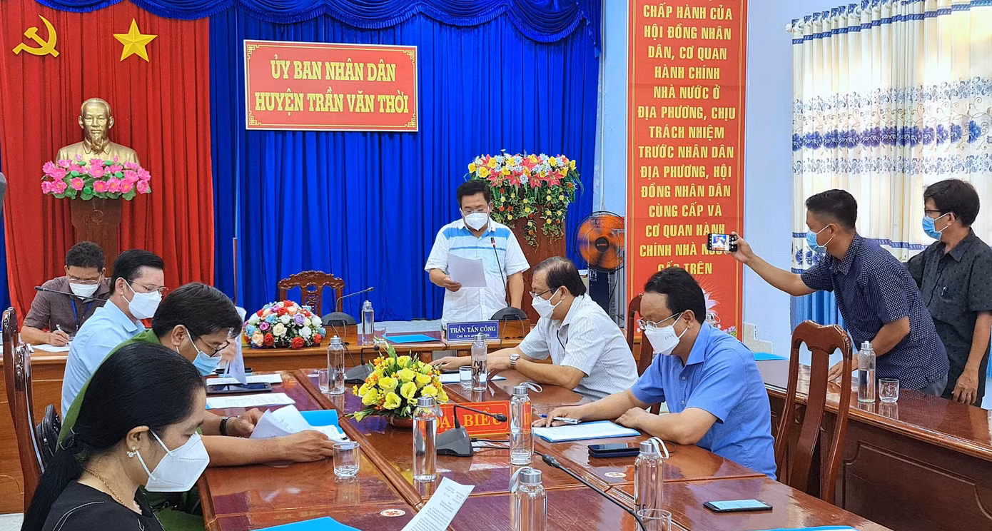 Ông Trần Tấn Công, Chủ tịch UBND huyện Trần Văn Thời báo cáo vụ việc