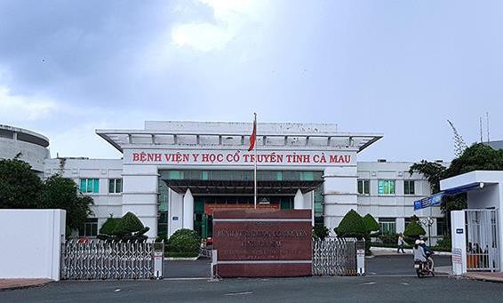 Các bệnh nhân tại hai ổ dịch được đưa đi cách ly điều trị tại các bệnh viện tại thành phố Cà Mau