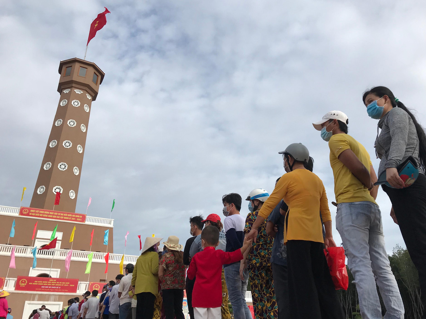 Bầu cử đại biểu Quốc hội khóa XV và đại biểu HĐND các cấp nhiệm kỳ 2021-2026, tỉnh Cà Mau có 1.259 khu vực cử tri bỏ phiếu bầu, với hơn 852.000 cử tri. Trong đó, có 3 đơn vị bầu cử đại biểu Quốc hội; 14đơn vị bầu cử đại biểu HĐND cấp tỉnh; 83đơn vị bầu cử đại biểu HĐND cấp huyện; 760 đơn vị bầu cử HĐND cấp xã, phường, thị trấn, với 1.259 khu vực bỏ phiếu. Ảnh: Tiến Hưng Bầu cử đại biểu Quốc hội khóa XV và đại biểu HĐND các cấp nhiệm kỳ 2021-2026, tỉnh Cà Mau có 1.259 khu vực cử tri bỏ phiếu bầu, với hơn 852.000 cử tri. Trong đó, có 3 đơn vị bầu cử đại biểu Quốc hội; 14đơn vị bầu cử đại biểu HĐND cấp tỉnh; 83đơn vị bầu cử đại biểu HĐND cấp huyện; 760 đơn vị bầu cử HĐND cấp xã, phường, thị trấn, với 1.259 khu vực bỏ phiếu. Ảnh: Tiến Hưng