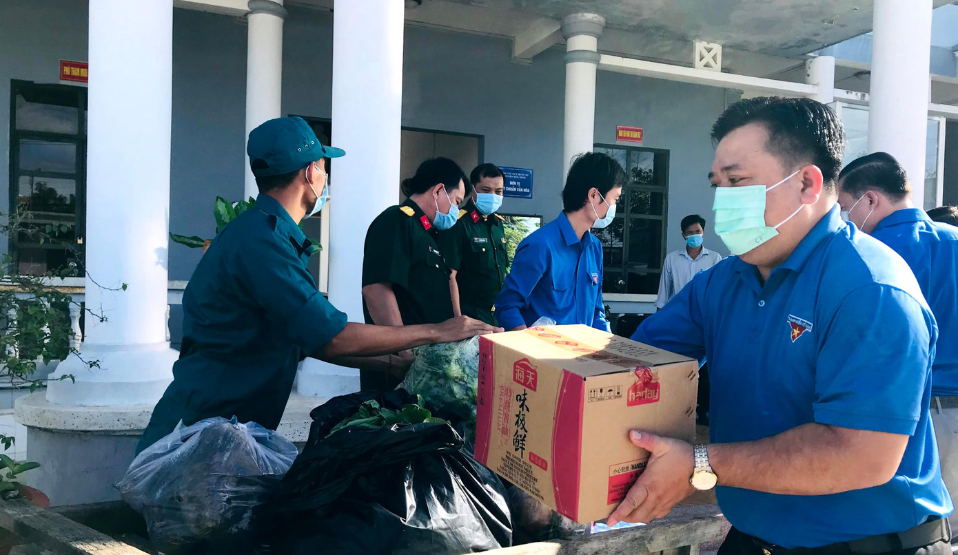 Những "Chuyến xe nghĩa tình- đồng hành vượt qua đại dịch" mang đến lương thực, thực phẩm, nhu yếu phẩm thiết yếu cho bà con khu cách ly tập trung Những "Chuyến xe nghĩa tình- đồng hành vượt qua đại dịch" mang đến lương thực, thực phẩm, nhu yếu phẩm thiết yếu cho bà con khu cách ly tập trung