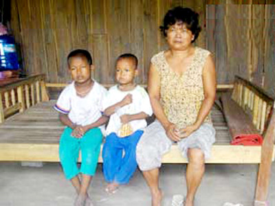 Bà Néang Săng và hai đứa cháu nội