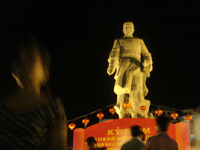 Tượng đài Vua Lê. Ảnh: X.B. Tượng đài Vua Lê. Ảnh: X.B