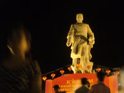 Tượng đài Vua Lê. Ảnh: X.B