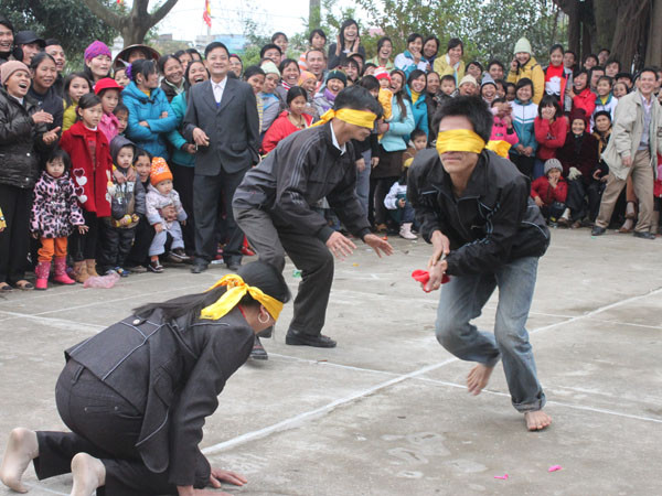 Nông dân chơi trò bịt mắt cướp cờ