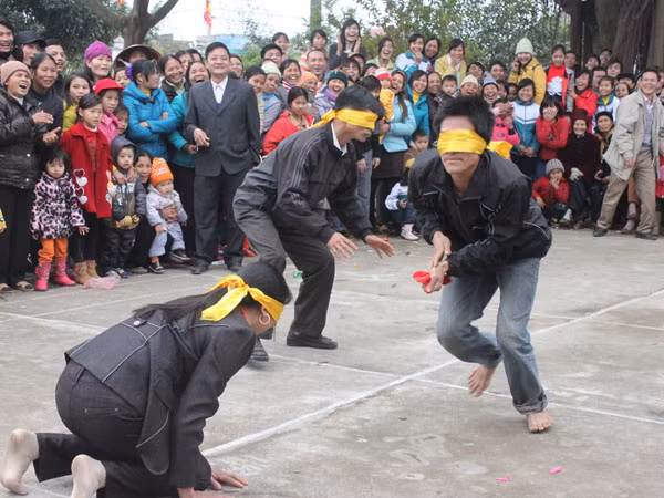 Nông dân chơi trò bịt mắt cướp cờ