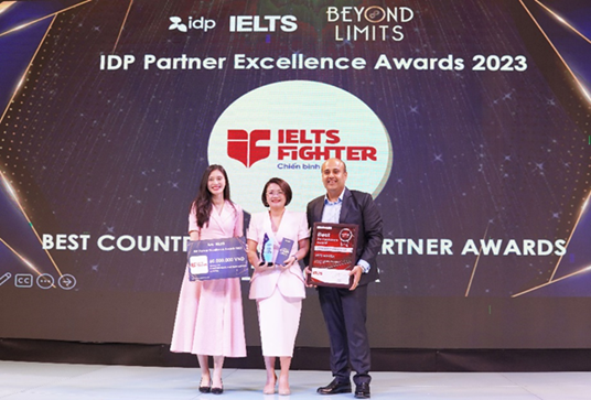 Bà Nguyễn Thị Giang, nhà đồng sáng lập IELTS Fighter đại diện hệ thống nhận giải Đối tác Bạch kim xuất sắc nhất năm 2023 của IDP Việt Nam.