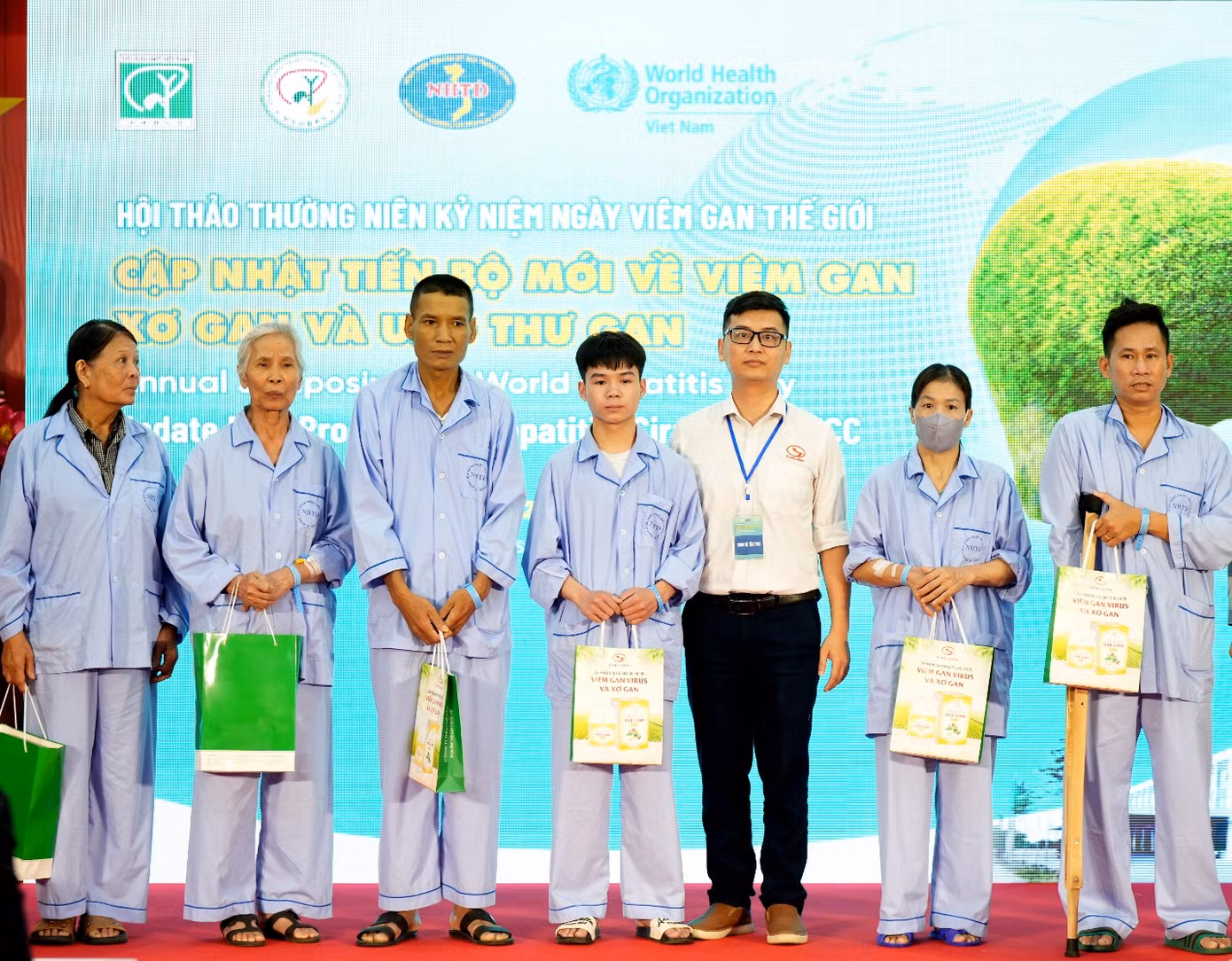 Những suất quà được nhãn hàng Giải độc gan Tuệ Linh Plus trao tận tay cho các bệnh nhân có hoàn cảnh khó khăn