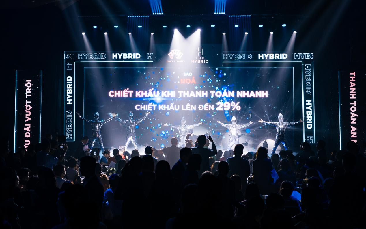 Màn trình diễn nghệ thuật “tung” chính sách tiên phong gây ấn tượng với khách hàng tham dự sự kiện Màn trình diễn nghệ thuật “tung” chính sách tiên phong gây ấn tượng với khách hàng tham dự sự kiện